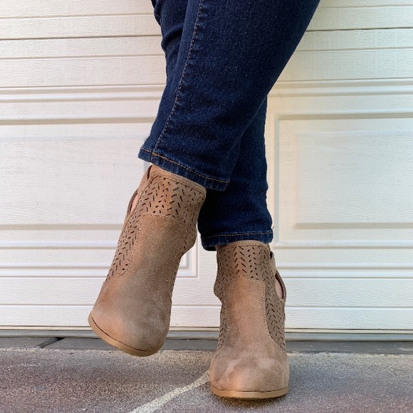 New tan boots - Picture 5 of 10